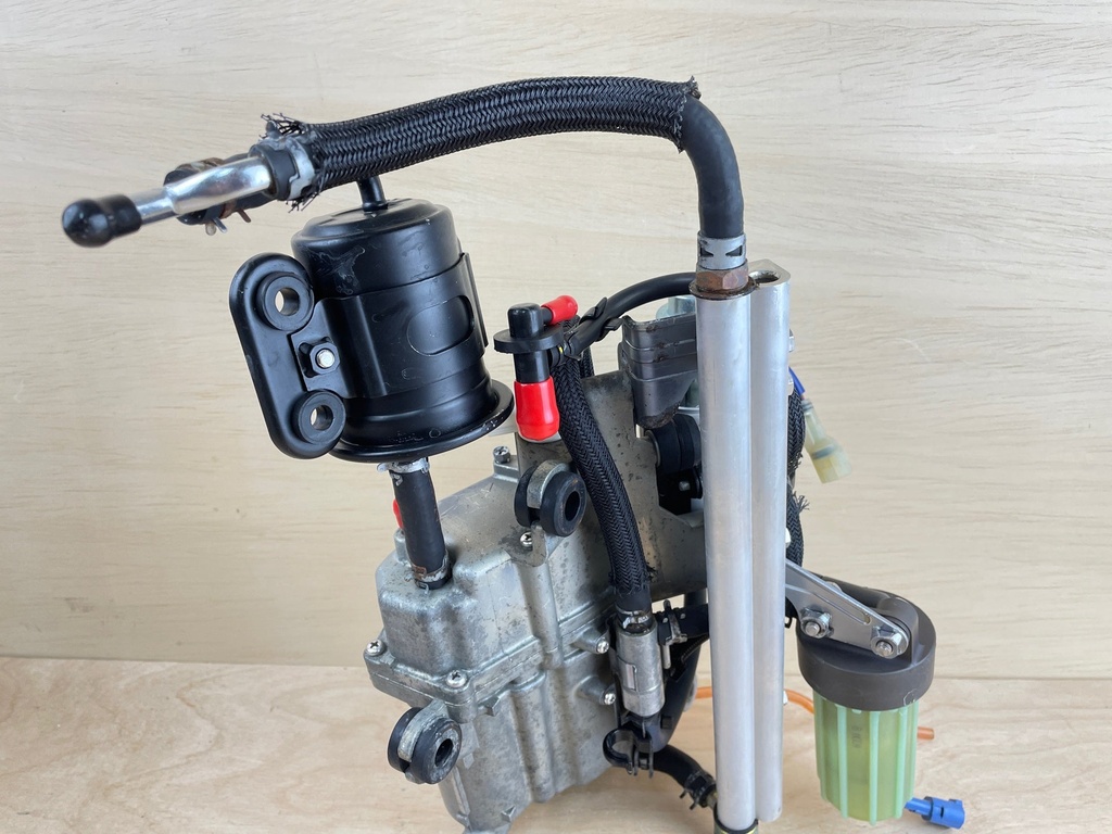 2011 Suzuki DF300 300HP Outboard Fuel Pump Vapor Separator Tank 15600-98J01