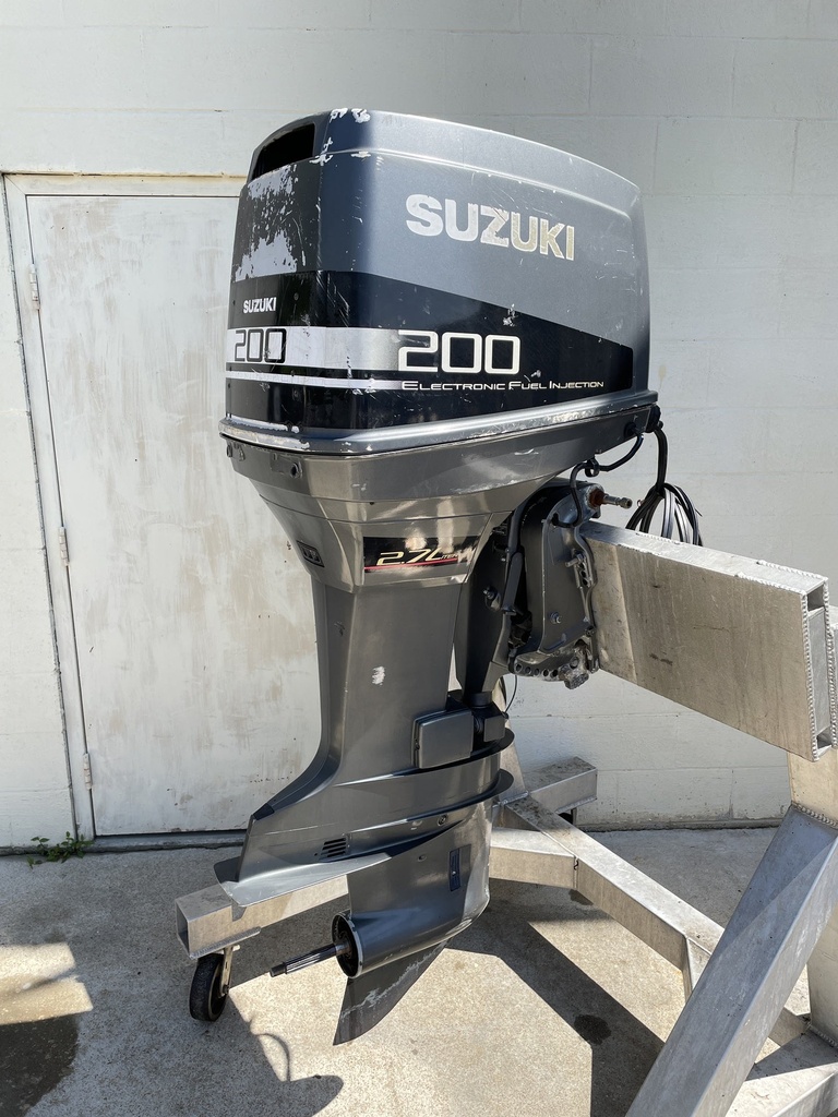 2000 Suzuki 200HP DT200 2 Stroke Outboard Engine 25" Shaft - Bad Lower
