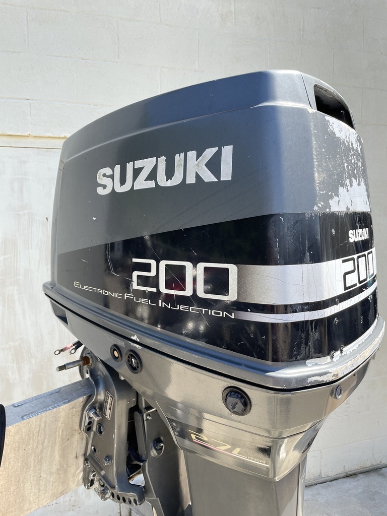 2000 Suzuki 200HP DT200 2 Stroke Outboard Engine 25" Shaft - Bad Lower