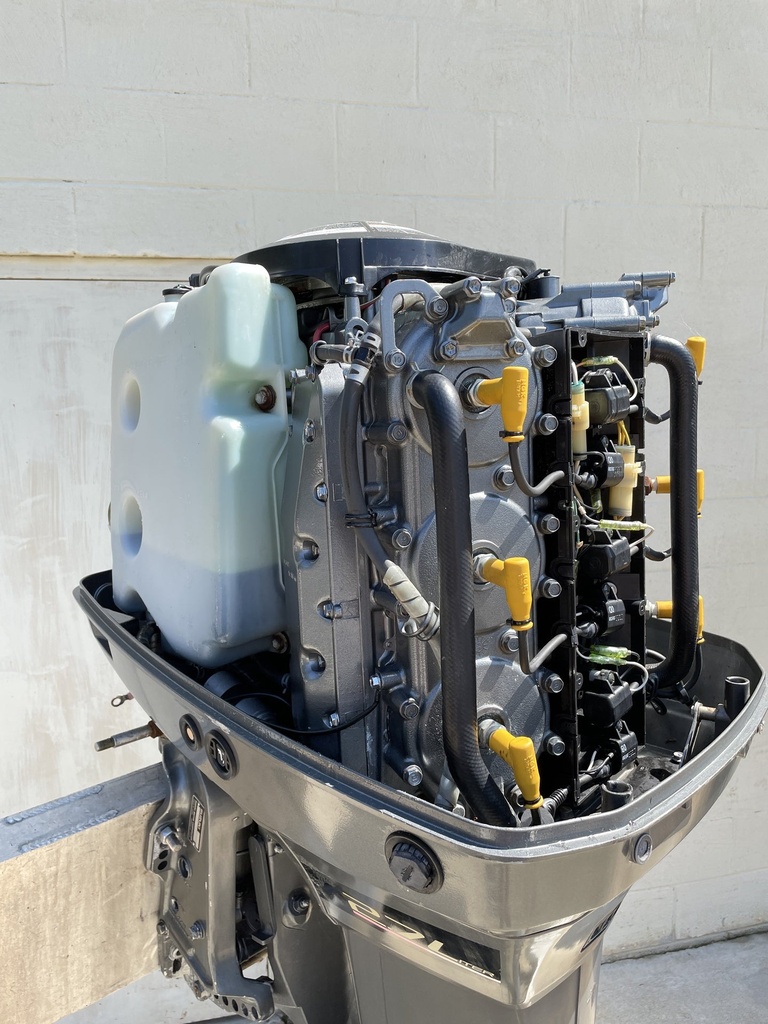 2000 Suzuki 200HP DT200 2 Stroke Outboard Engine 25" Shaft - Bad Lower