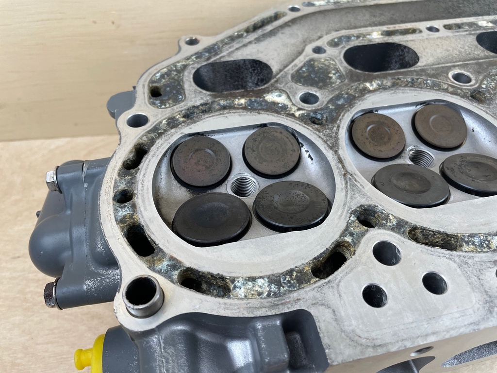 2004 Johnson Suzuki 140HP 4 Stroke Outboard Cylinder Head 11100-90J01 5033635