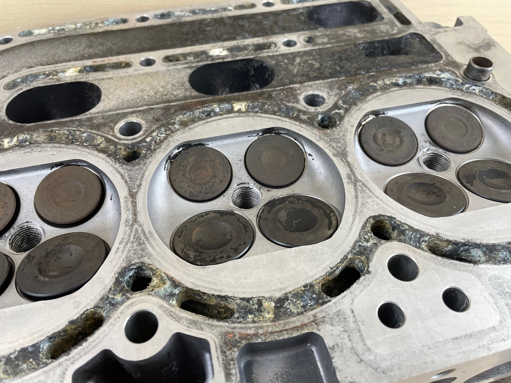 2004 Johnson Suzuki 140HP 4 Stroke Outboard Cylinder Head 11100-90J01 5033635