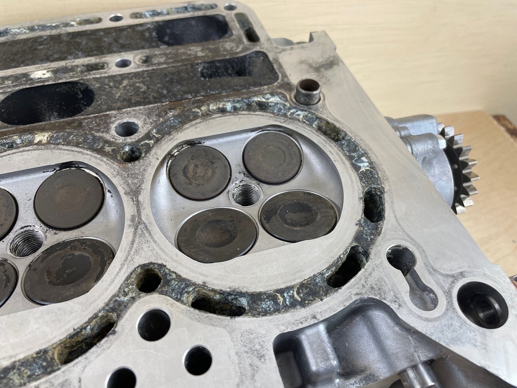 2004 Johnson Suzuki 140HP 4 Stroke Outboard Cylinder Head 11100-90J01 5033635