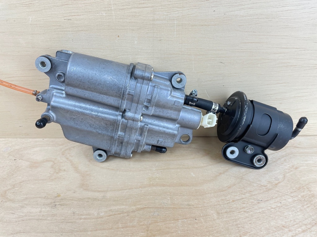 2004 Johnson Suzuki 140HP 4 Stroke Outboard Vapor Separator Tank 5033705