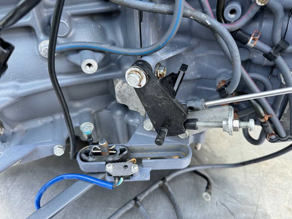 2003 Yamaha 200 HP 2 Stroke Outboard Powerhead 68F-15100-00-1S OEM