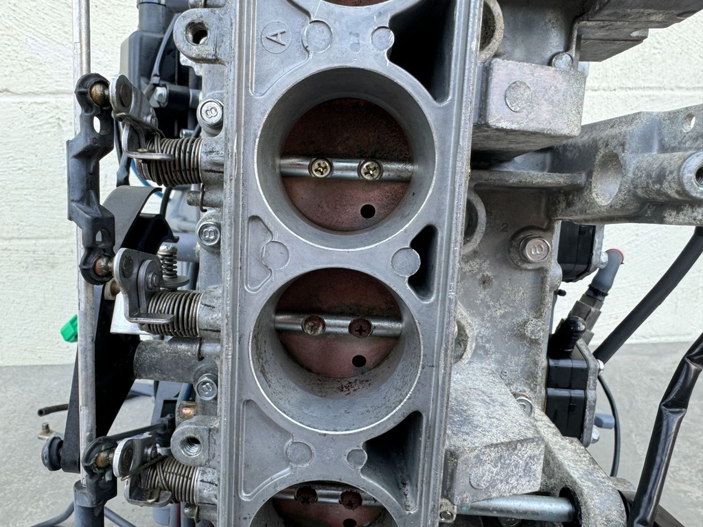 2003 Yamaha 200 HP 2 Stroke Outboard Powerhead 68F-15100-00-1S OEM