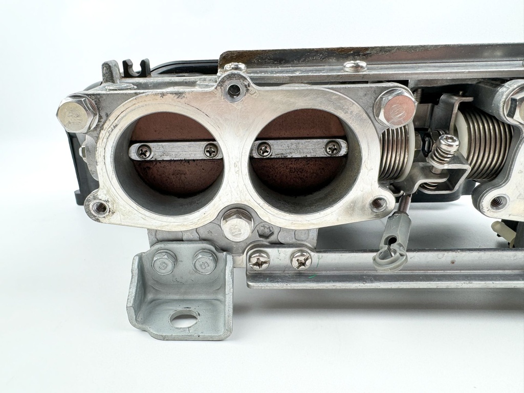 2011 Yamaha 150 HP 4 Stroke Outboard Intake Manifold & Throttle Body 63P-13641-00-00 OEM