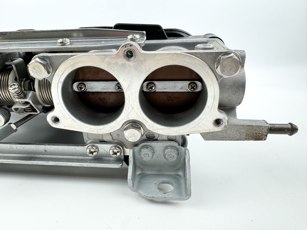 2011 Yamaha 150 HP 4 Stroke Outboard Intake Manifold & Throttle Body 63P-13641-00-00 OEM