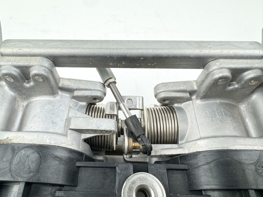 2011 Yamaha 150 HP 4 Stroke Outboard Intake Manifold & Throttle Body 63P-13641-00-00 OEM