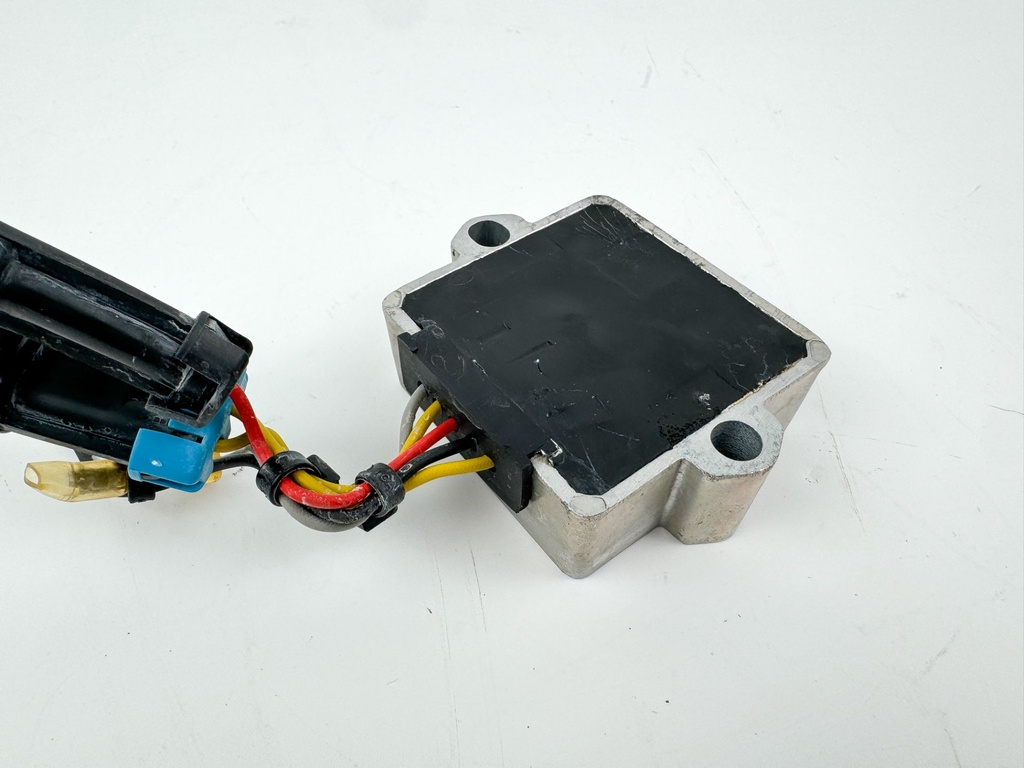 2003 Mercury 60 HP 4 Stroke Outboard Voltage Regulator 883071T1 OEM