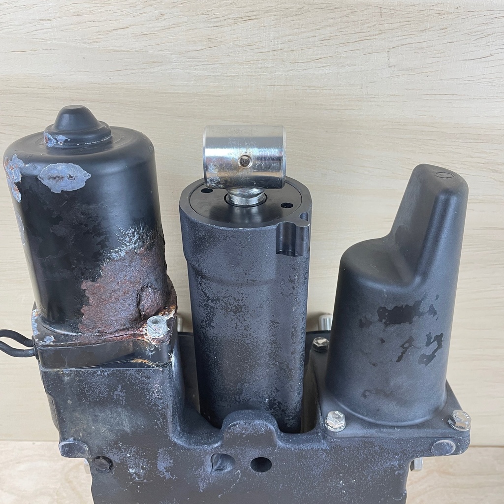 2000 Mercury 200HP 2 Stroke Optimax Power Trim & Tilt Unit Assembly 826729T2