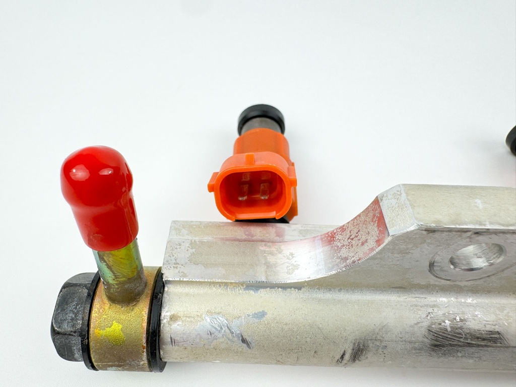 2005 Suzuki 140 HP 4 Stroke Outboard Fuel Injector Set W/ Rail 15710-65D00 OEM