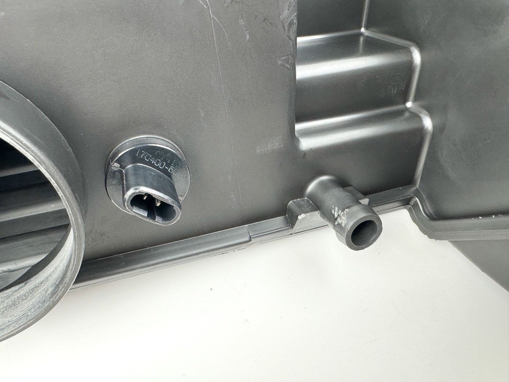 2005 Suzuki 140 HP 4 Stroke Outboard Intake Air Silencer Assembly 13810-90J01 OEM