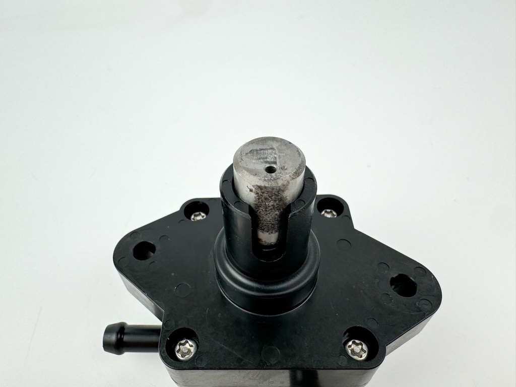 2005 Suzuki 140 HP 4 Stroke Outboard Fuel Pump 15100-90J10 OEM