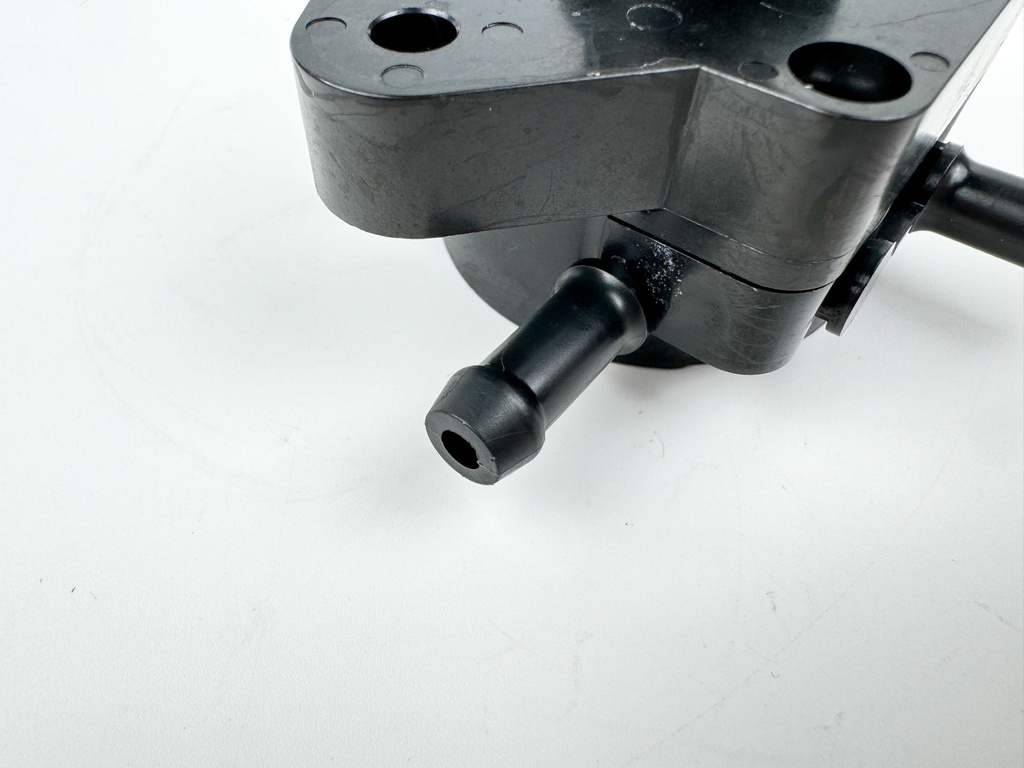 2005 Suzuki 140 HP 4 Stroke Outboard Fuel Pump 15100-90J10 OEM