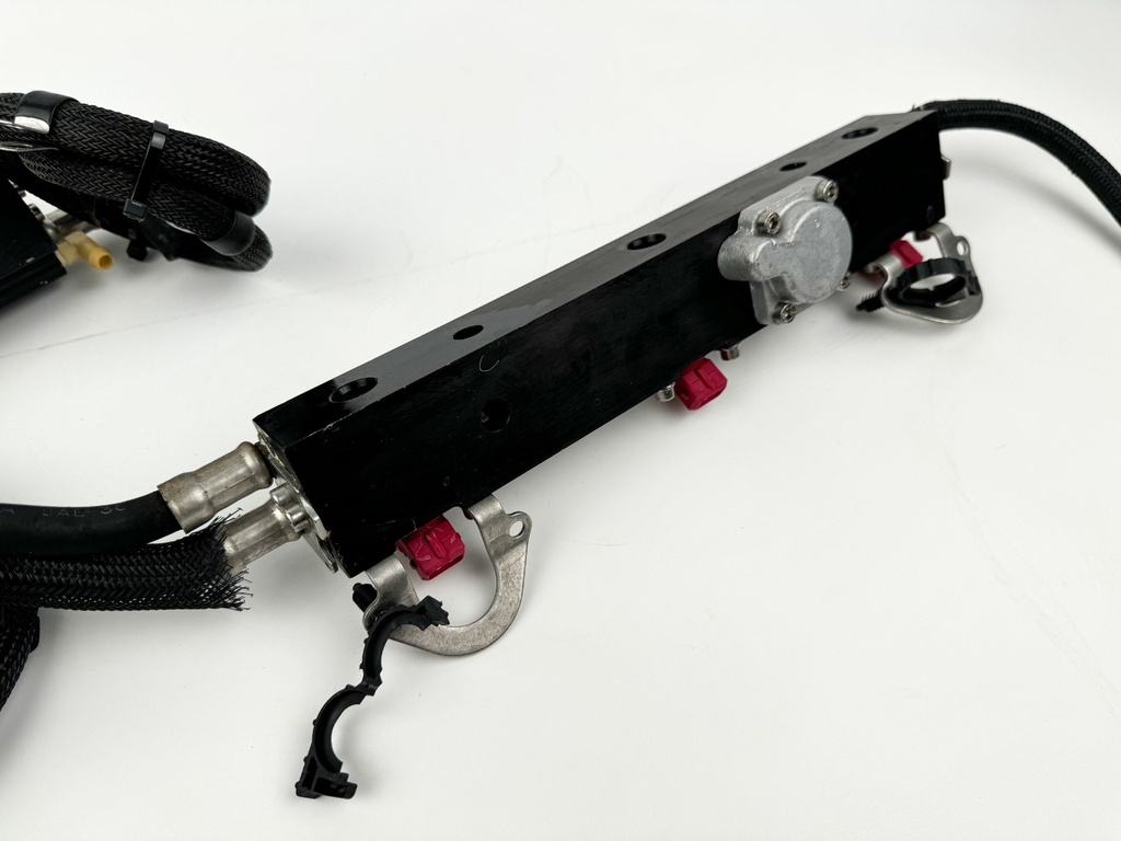 2000 Mercury 200 HP 2 Stroke Outboard Fuel Injector Set W/ Rail 858259A1 OEM