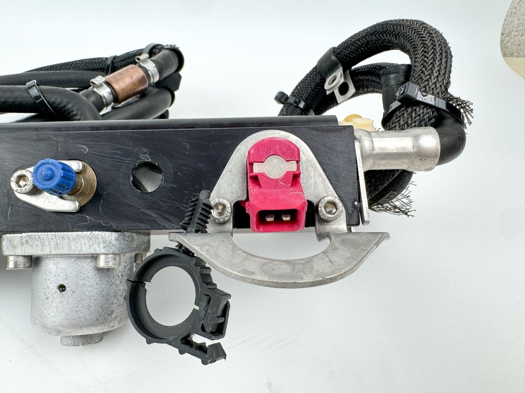 2000 Mercury 200 HP 2 Stroke Outboard Fuel Injector Set W/ Rail 858259A1 OEM