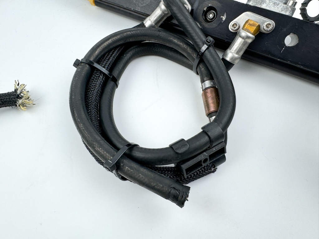 2000 Mercury 200 HP 2 Stroke Outboard Fuel Injector Set W/ Rail 858259A1 OEM