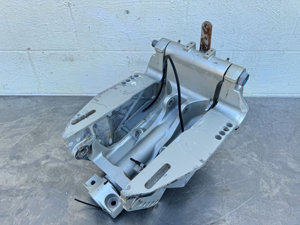 2007 Honda 150 HP 4 Stroke Outboard Swivel Bracket 50201-ZW1-040ZA OEM