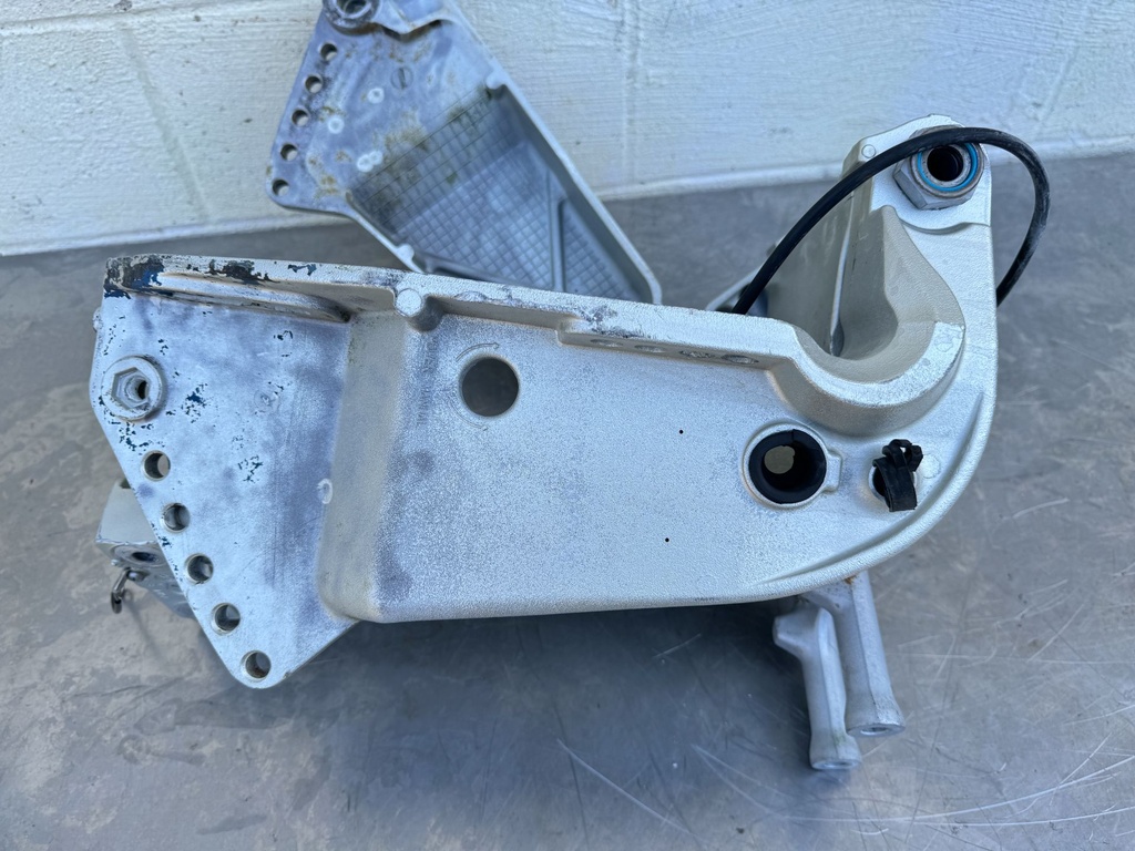 2007 Honda 150 HP 4 Stroke Outboard Swivel Bracket 50201-ZW1-040ZA OEM