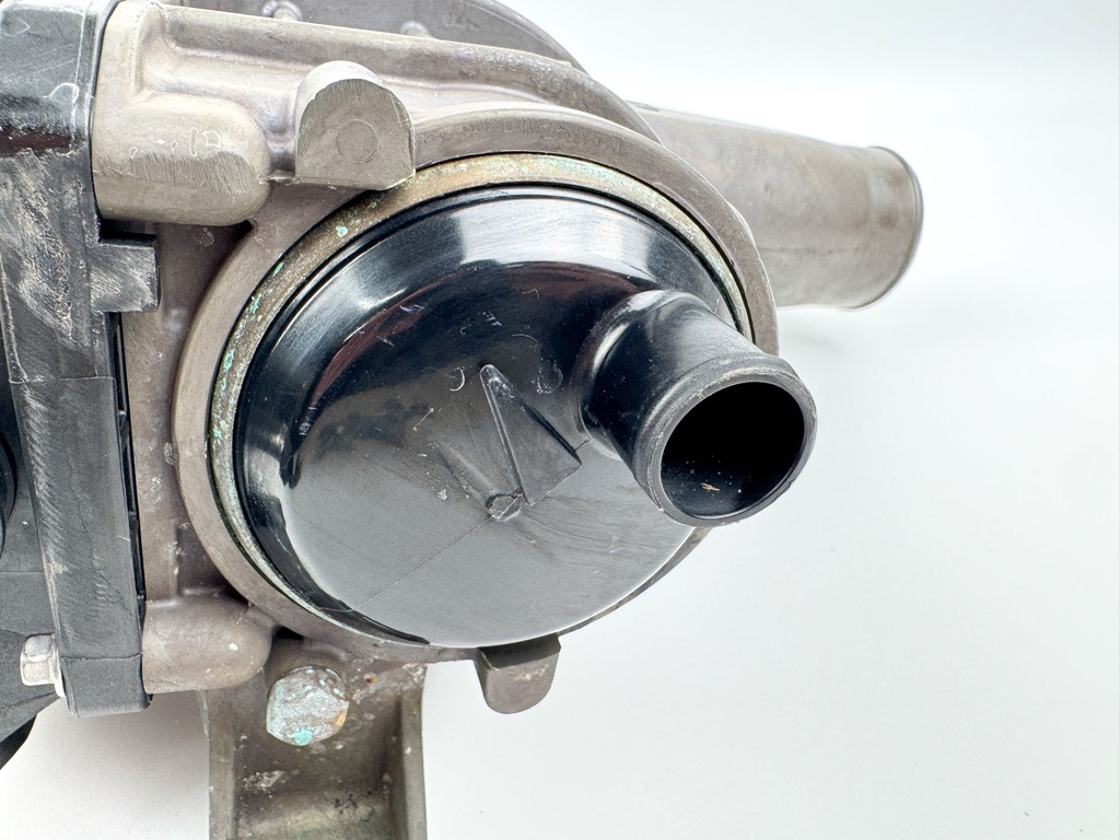 2007 Mercury 135 HP 4 Stroke Outboard CAC Charge Air Cooler 8M0046691 OEM