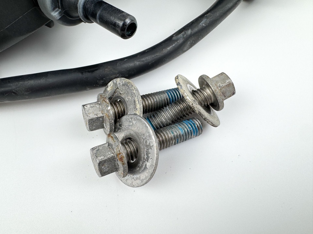 2012 Mercury 300 HP 4 Stroke Outboard FSM Fuel Supply Module 880596T10 OEM