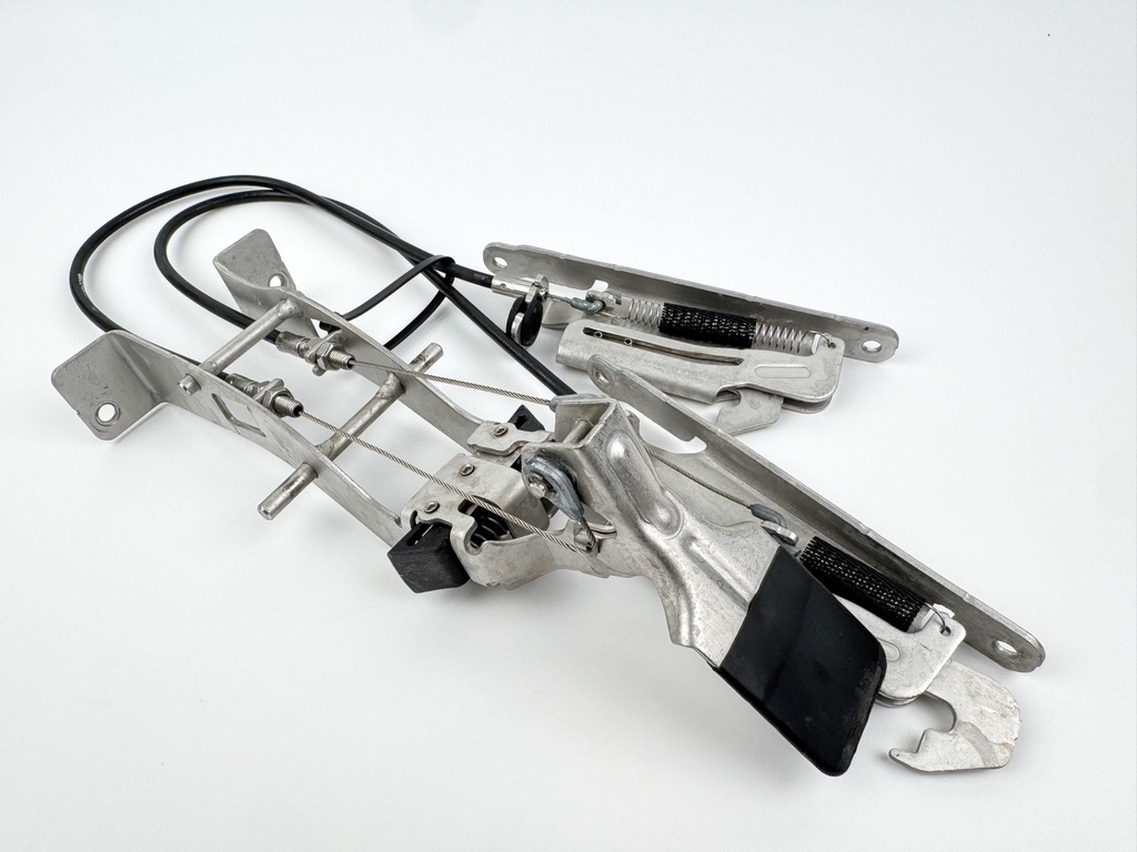 2012 Mercury 300 HP 4 Stroke Outboard Side Cowling Latch 888974A02 OEM