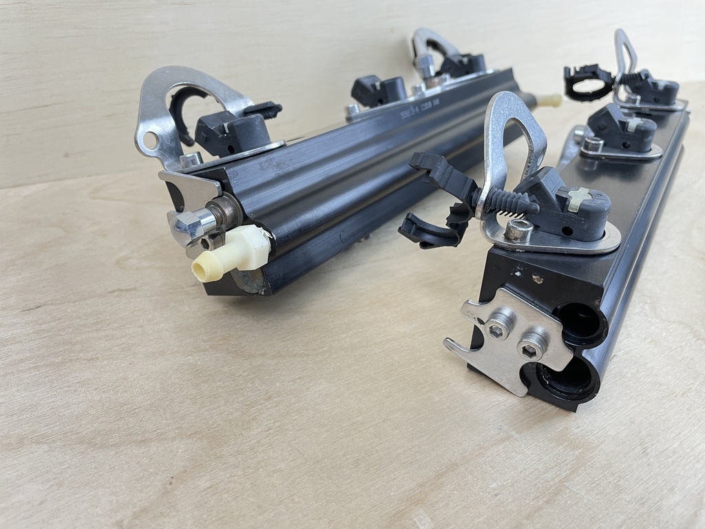 2003 Mercury 135HP Optimax DFI Fuel Rail Assembly With Injectors 8M0185152