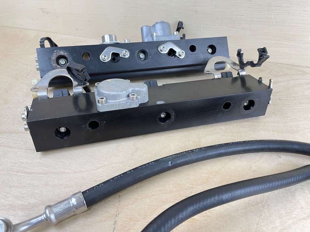 2003 Mercury 135HP Optimax DFI Fuel Rail Assembly With Injectors 8M0185152