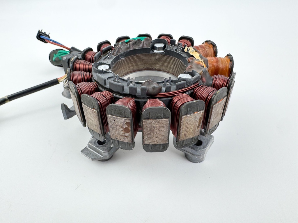 01-2004 Yamaha 50 60 HP 4 Stroke Outboard Stator W/ Base 64J-85510-00-00