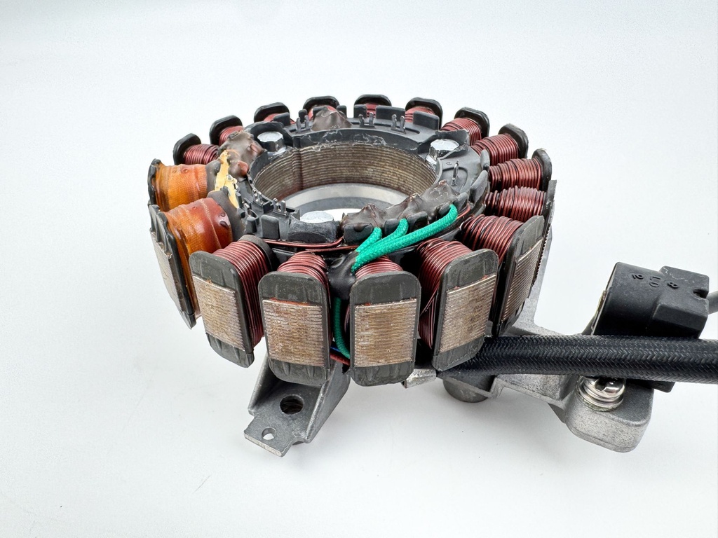 01-2004 Yamaha 50 60 HP 4 Stroke Outboard Stator W/ Base 64J-85510-00-00