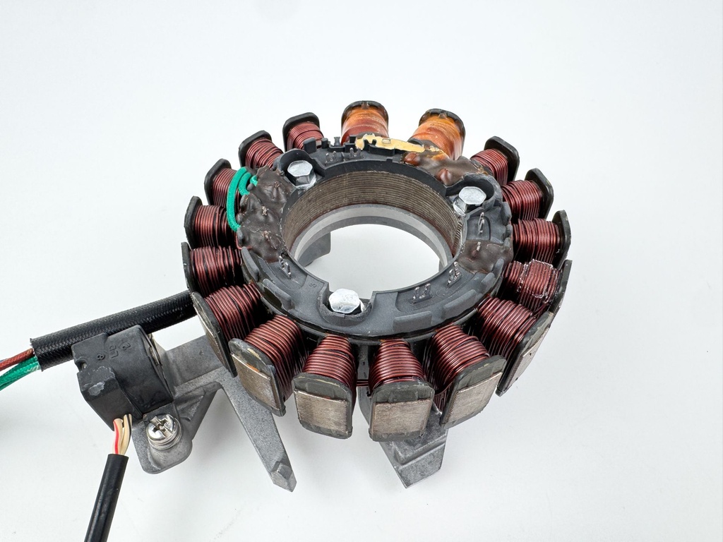 01-2004 Yamaha 50 60 HP 4 Stroke Outboard Stator W/ Base 64J-85510-00-00