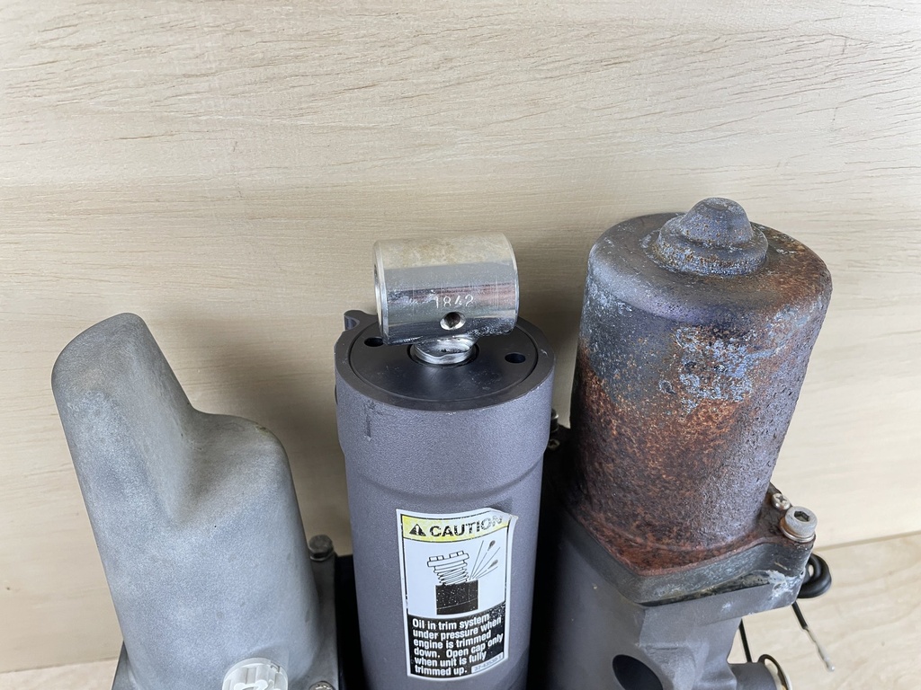 2003 Mercury 135HP Optimax Power Trim & Tilt Unit Assembly 855998A3 8M0168222