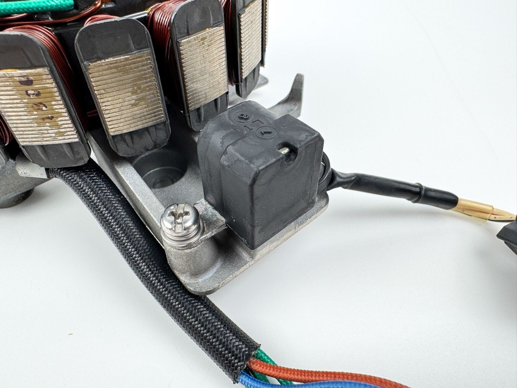 01-2004 Yamaha 50 60 HP 4 Stroke Outboard Stator W/ Base 64J-85510-00-00