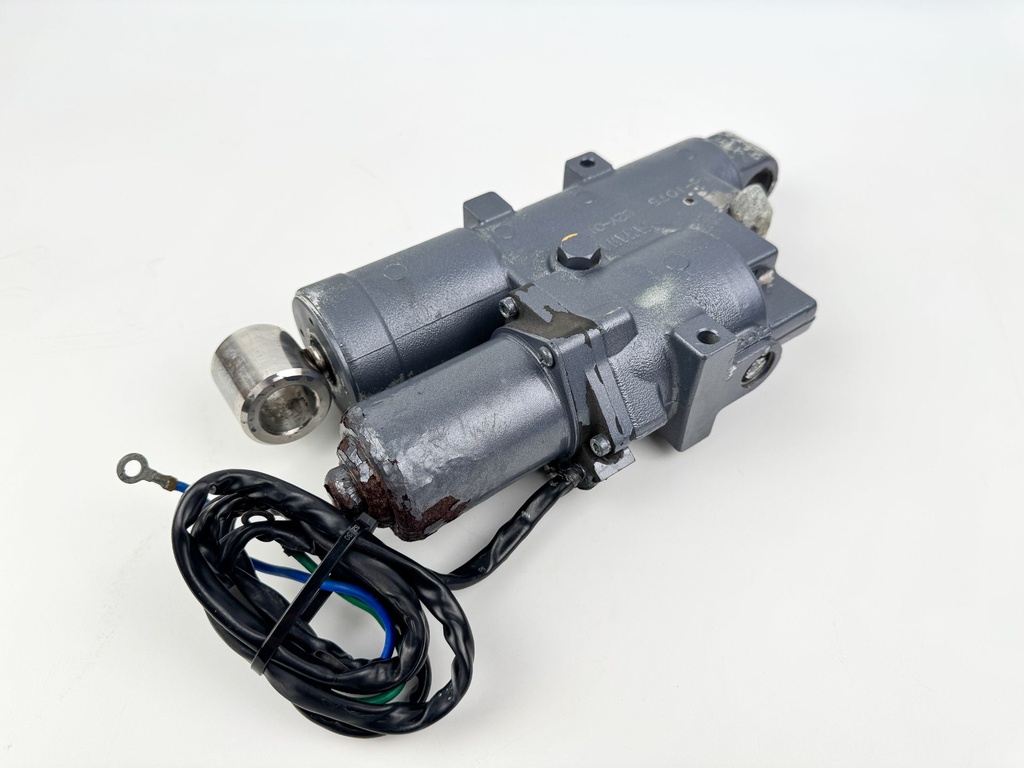 2002 Yamaha 50 HP 4 Stroke Outboard Power Trim Tilt Unit 62Y-43800-00-4D OEM