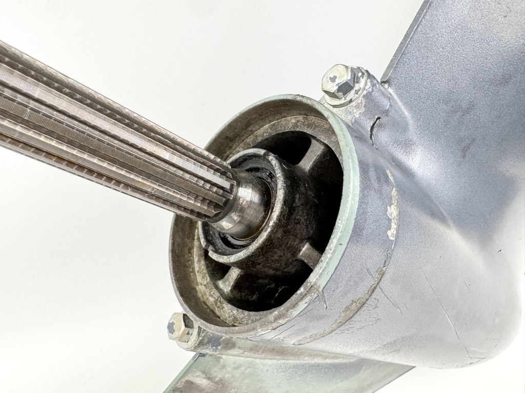 62Y-45300-53-8D Yamaha 1995-2000 4 Stroke Outboard 20" Lower Unit Gear Case 50HP