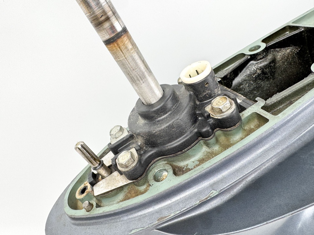 62Y-45300-53-8D Yamaha 1995-2000 4 Stroke Outboard 20" Lower Unit Gear Case 50HP