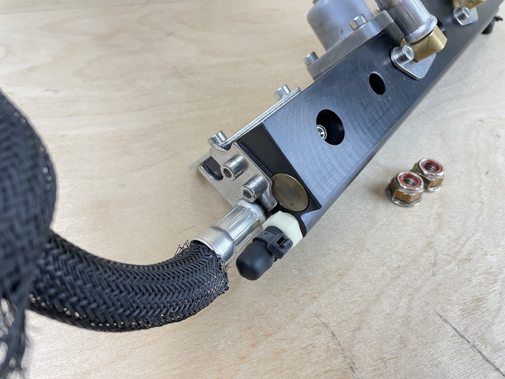 2005 Mercury 75HP Optimax Fuel Rail Assembly With Injectors 8M0185151 804528