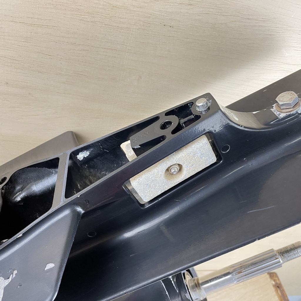 2005 Mercury 75HP 2 Stroke 20" L Lower Unit Gearcase Assembly 2.33:1 9011J37