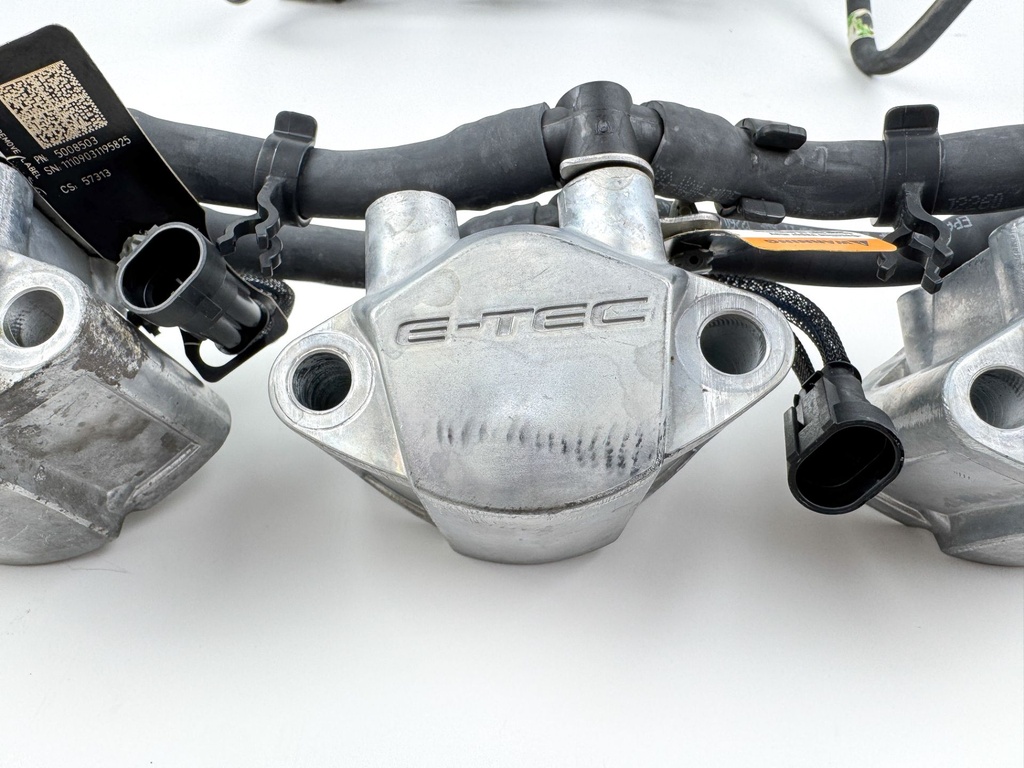 2012 Evinrude 250 HP 2 Stroke Etec Outboard Fuel Injector Set W/ Rail 5007765 OEM