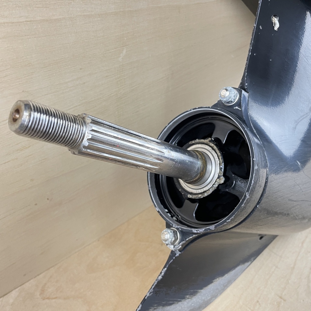 2005 Mercury 75HP 2 Stroke 20" L Lower Unit Gearcase Assembly 2.33:1 9011J37