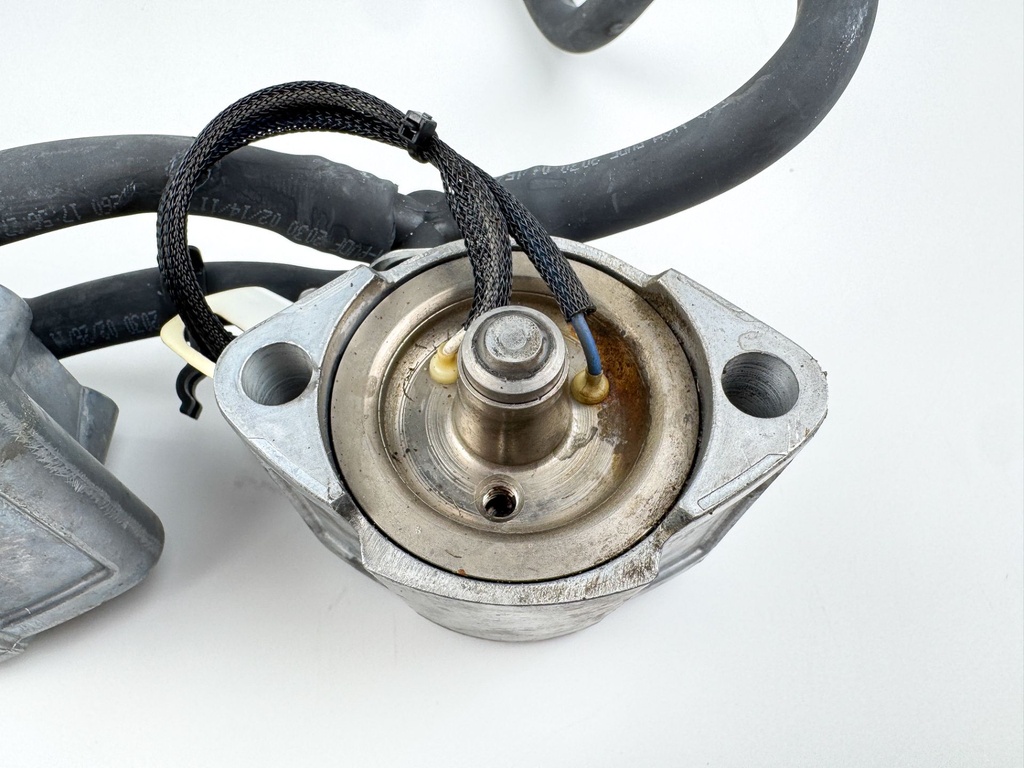 2012 Evinrude 250 HP 2 Stroke Etec Outboard Fuel Injector Set W/ Rail 5007765 OEM