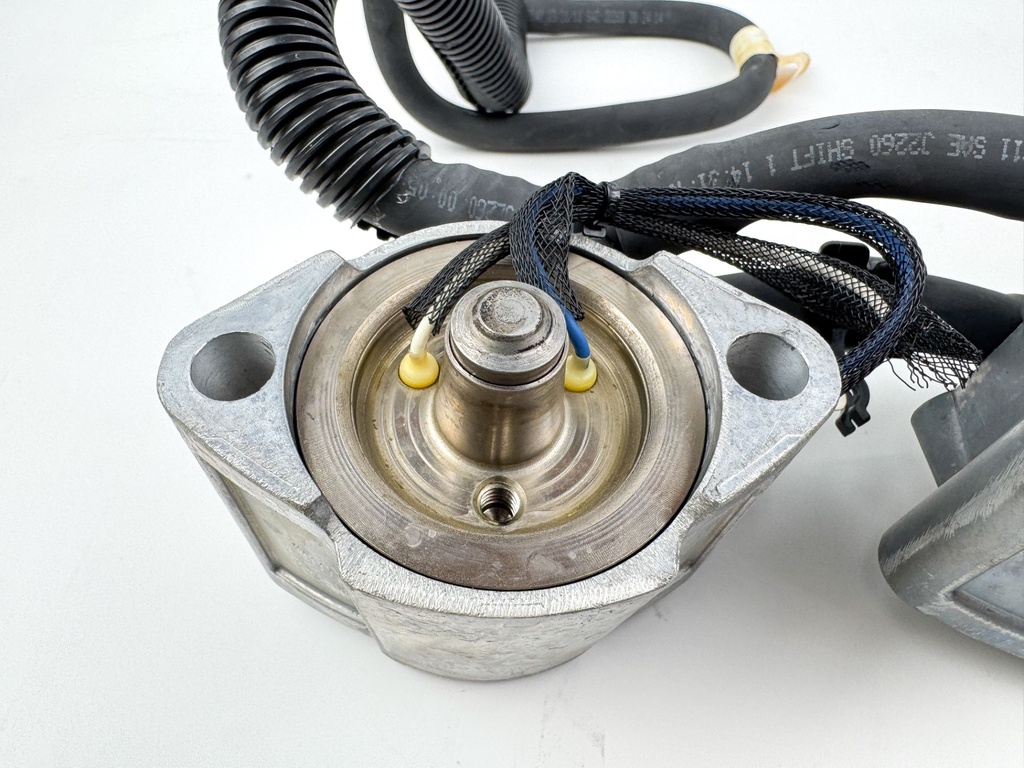 2012 Evinrude 250 HP 2 Stroke Etec Outboard Fuel Injector Set W/ Rail 5007765 OEM