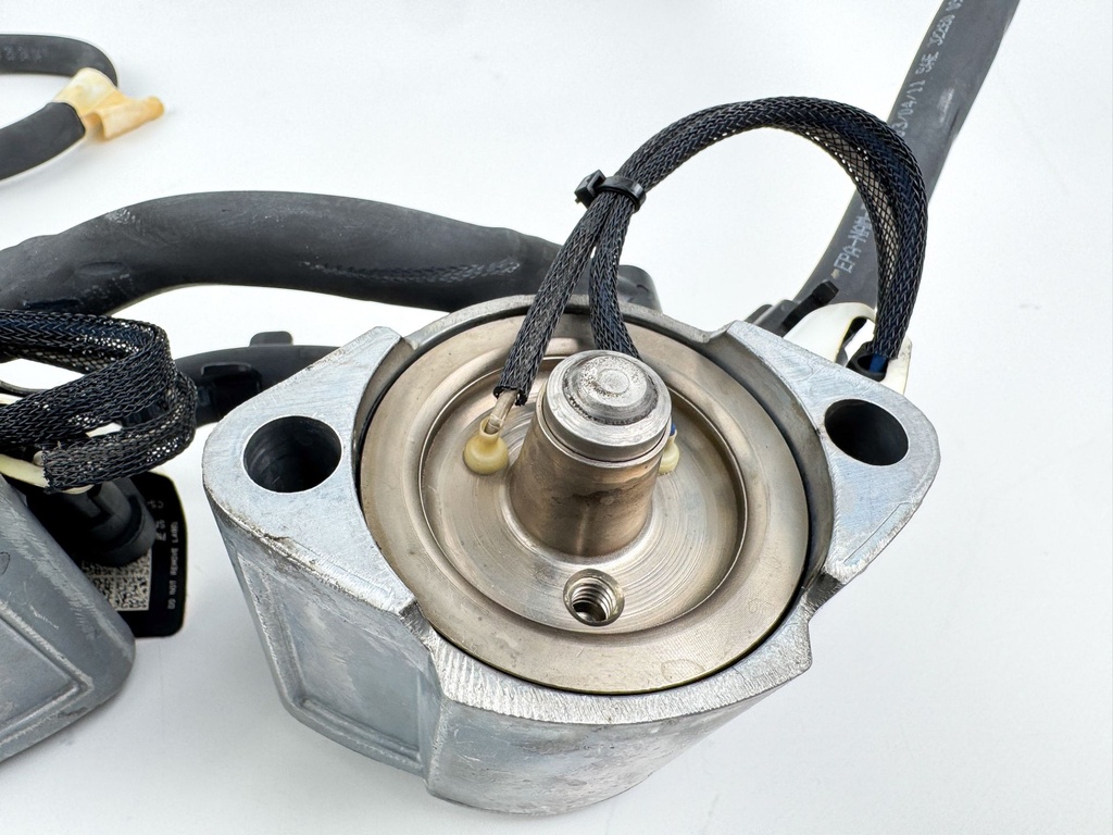 2012 Evinrude 250 HP 2 Stroke Etec Outboard Fuel Injector Set W/ Rail 5007765 OEM