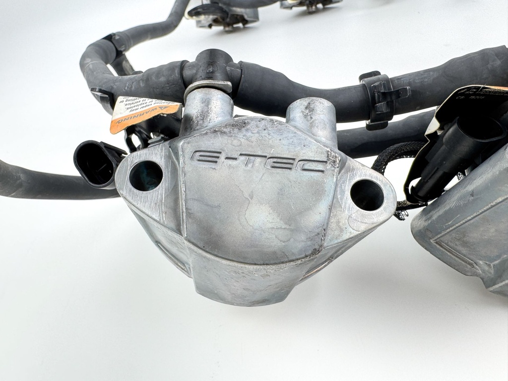 2012 Evinrude 250 HP 2 Stroke Etec Outboard Fuel Injector Set W/ Rail 5007765 OEM