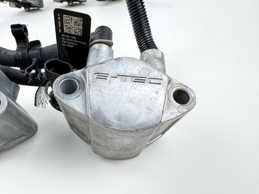 2012 Evinrude 250 HP 2 Stroke Etec Outboard Fuel Injector Set W/ Rail 5007765 OEM