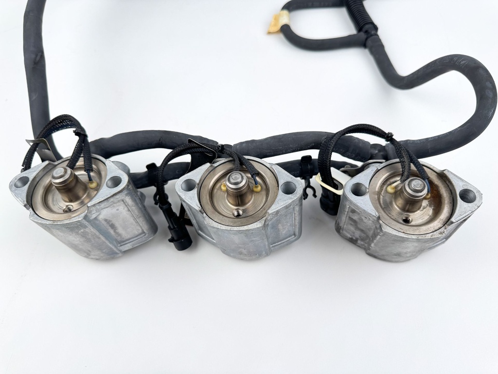 2012 Evinrude 250 HP 2 Stroke Etec Outboard Fuel Injector Set W/ Rail 5007765 OEM