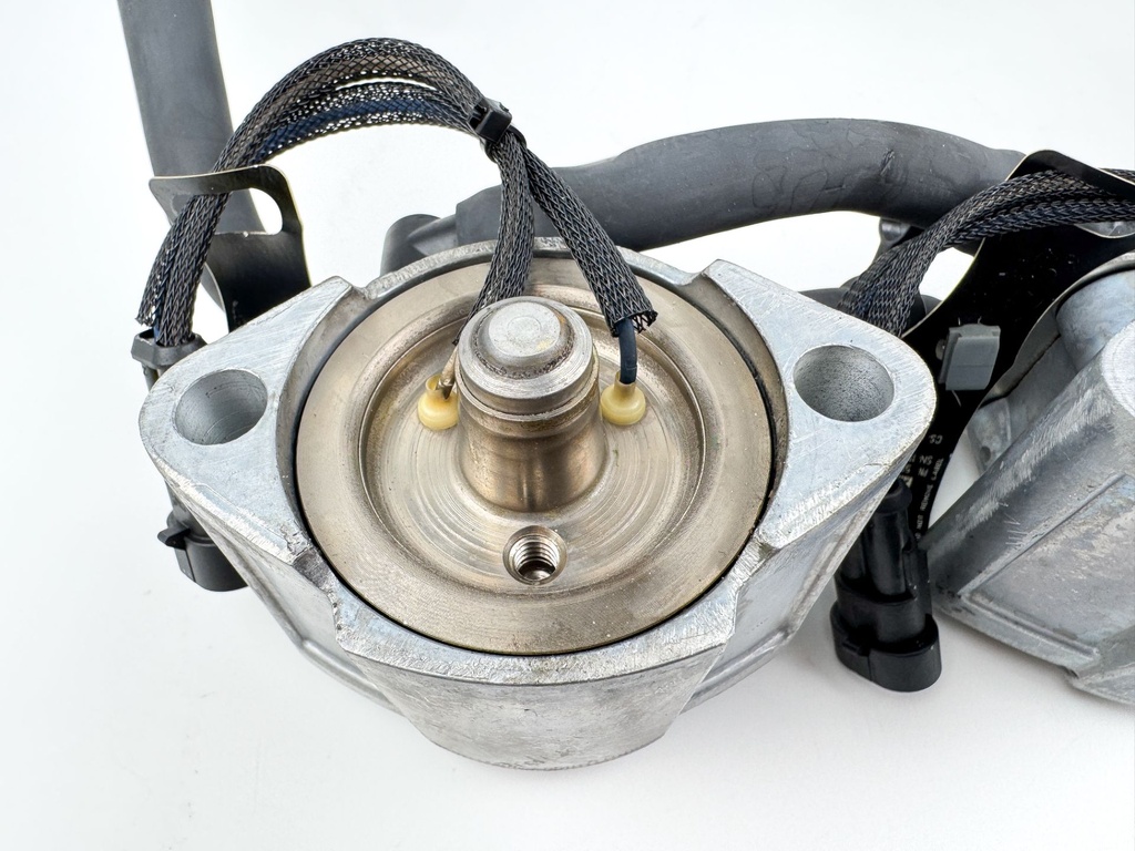 2012 Evinrude 250 HP 2 Stroke Etec Outboard Fuel Injector Set W/ Rail 5007765 OEM