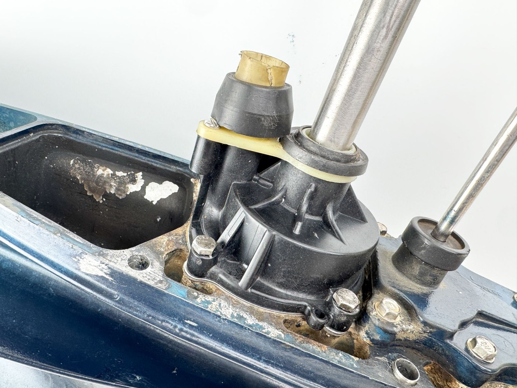 2012 Evinrude 250 HP 2 Etec Stroke Outboard 20" Lower Unit Gear Case 5007705 M1