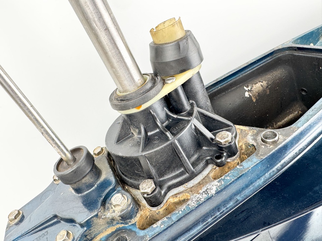 2012 Evinrude 250 HP 2 Etec Stroke Outboard 20" Lower Unit Gear Case 5007705 M1